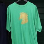 T-shirt Verde c/ Estampa dourada